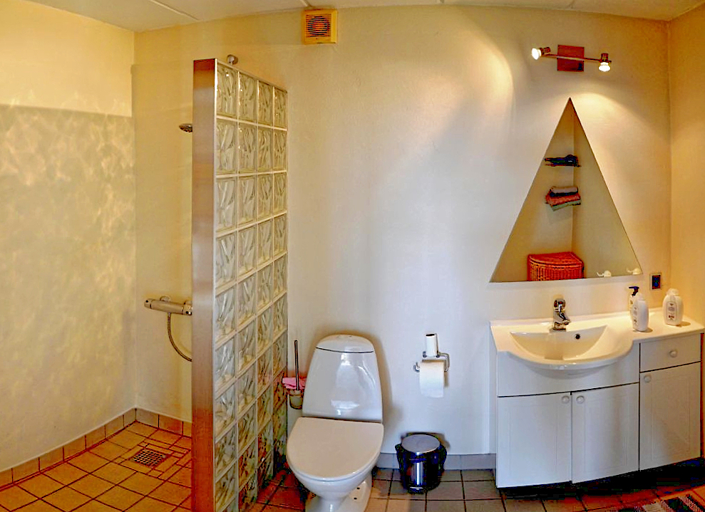 overnatning ferie fur - lyst og venligt bad & toilet med god plads