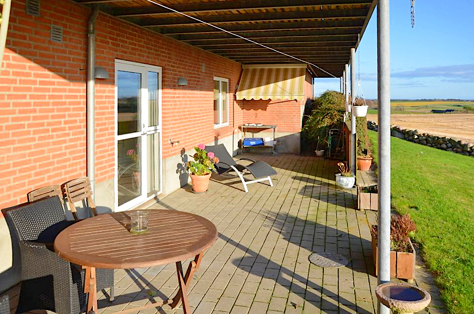 overnatning ferie fur - morgenkaffe på terrasse - grillfest på en sommeraften